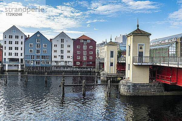 Norwegen  Trondelag  Trondheim  Alte Lagerhäuser am Wasser