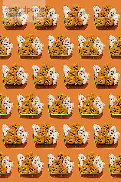 Muster von Körben gefüllt mit Halloween-Keksen