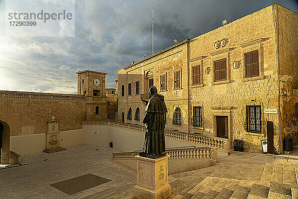 Statue über der Treppe einer berühmten Kirche an einem sonnigen Tag Gozo  Malta