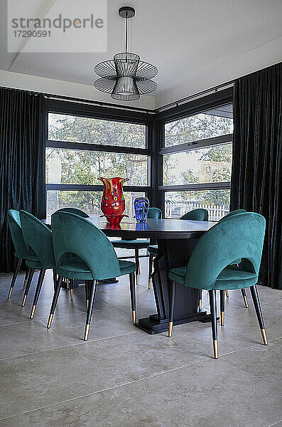 Esszimmer mit grünen Stühlen zu Hause