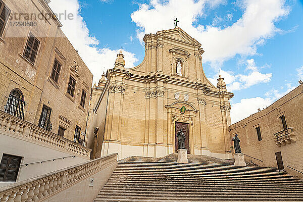 Treppen  die zur berühmten Kirche auf Gozo  Malta  führen