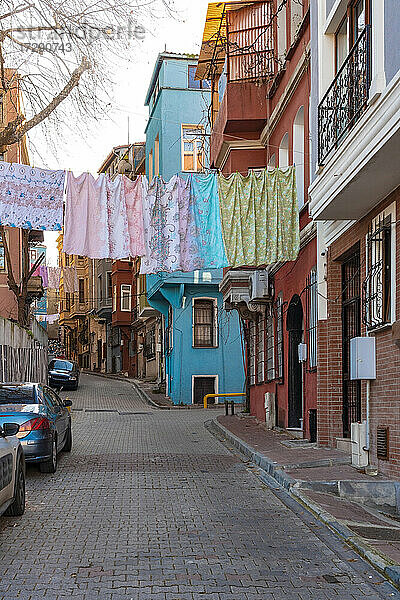 Türkei  Istanbul  Wäschetrocknung in einer Gasse im Stadtteil Balat
