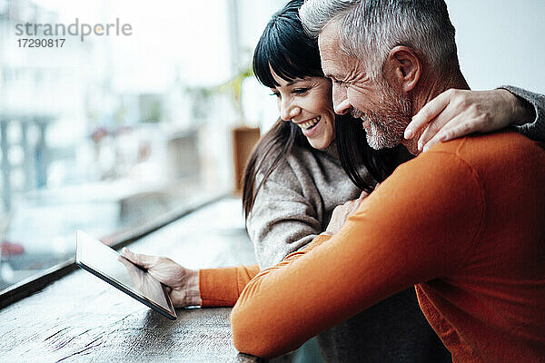 Älteres Paar benutzt digitales Tablet in einem Café