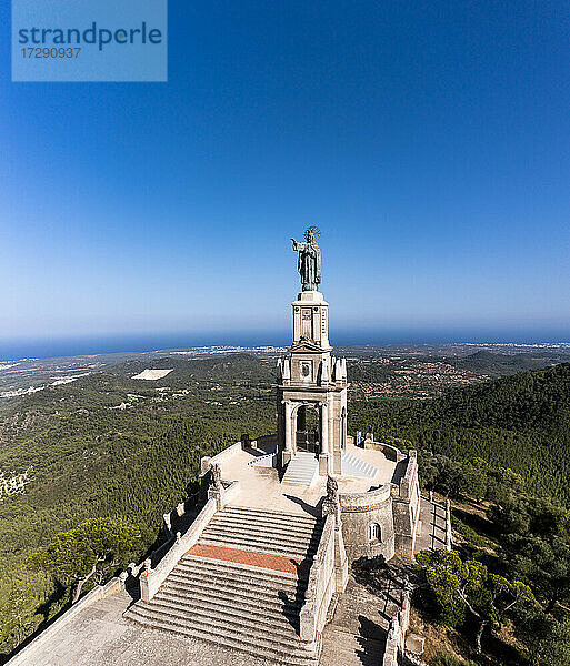 Spanien  Balearen  Blick aus dem Hubschrauber auf das Jesus-Christus-Denkmal in der Wallfahrtskirche von Sant Salvador