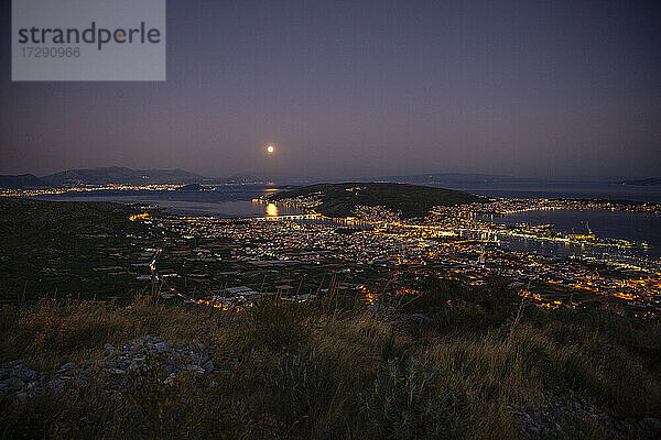 Beleuchtetes Stadtbild bei Nacht  Trogir  Kroatien