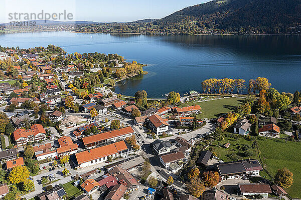 Deutschland  Bayern  Tegernsee  Stadtbild mit See aus der Luft