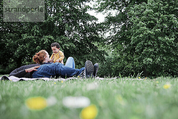Eltern genießen ihre Freizeit mit ihrem Sohn im Park