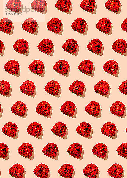 Muster aus Reihen von roten Bonbons