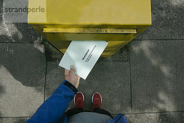Mann wirft Briefwahlunterlagen in den Briefkasten