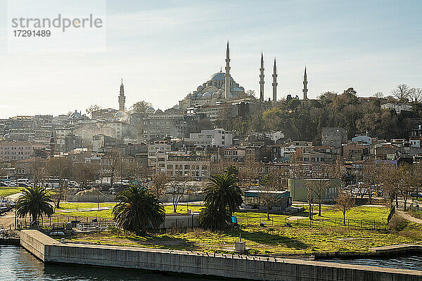 Türkei  Istanbul  Park am Wasser mit Rustem-Pascha- und Suleymaniye-Moschee im Hintergrund