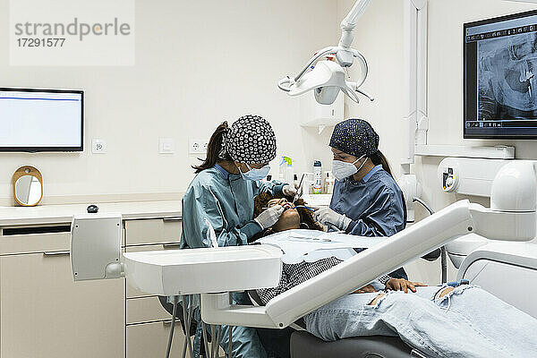 Zahnärztinnen bei der Behandlung von Patienten in einer Klinik