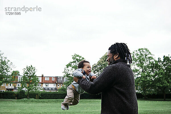 Verspielter Vater mit Sohn im Park