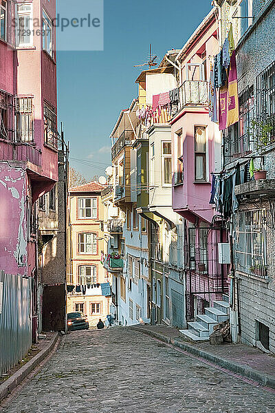 Türkei  Istanbul  Stadthäuser entlang einer Kopfsteinpflastergasse im Stadtteil Balat