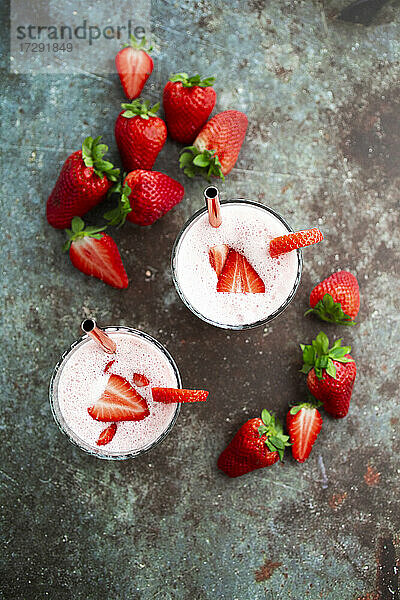 Frische Erdbeeren und zwei Gläser Erdbeer-Smoothie