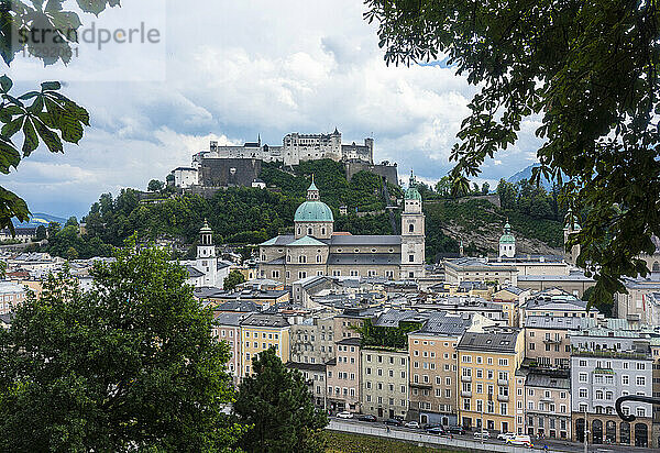 Österreich  Land Salzburg  Salzburg  Historische Altstadt mit Salzburger Dom und Festung Hohensalzburg im Hintergrund