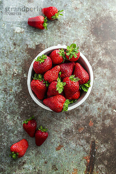 Schale mit frischen  reifen Erdbeeren