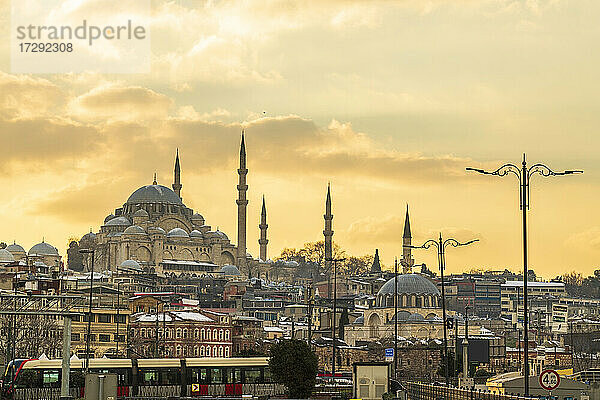 Türkei  Istanbul  Stimmungsvoller Himmel über dem Stadtteil Fatih bei Sonnenuntergang mit Süleymaniye- und Rustem-Pascha-Moscheen im Hintergrund