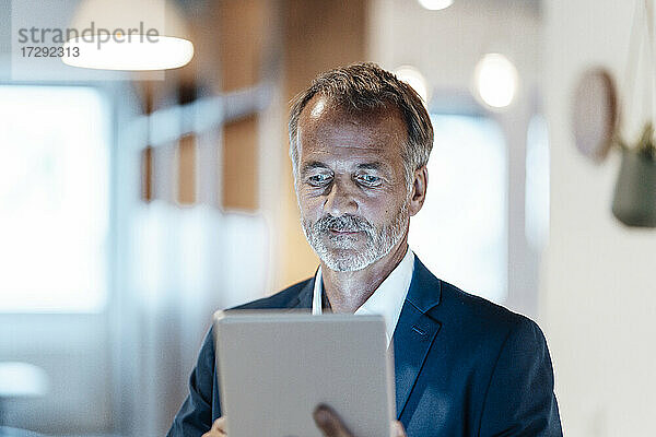 Geschäftsmann benutzt digitales Tablet im Büro