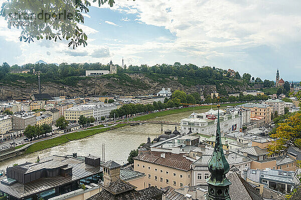 Österreich  Bundesland Salzburg  Salzburg  Fluss Salzach und umliegende Stadtgebäude