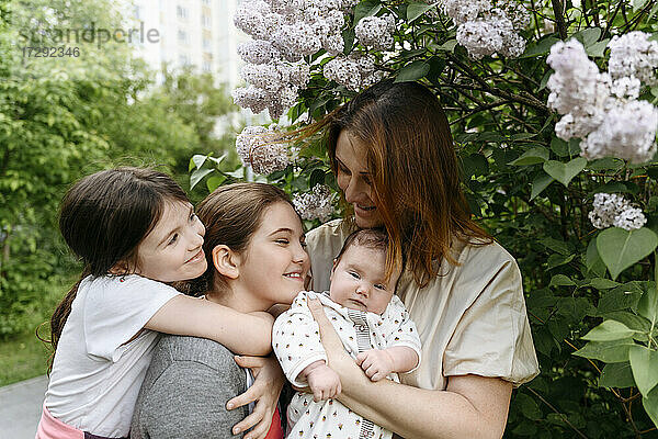 Mutter mit Töchtern im öffentlichen Park