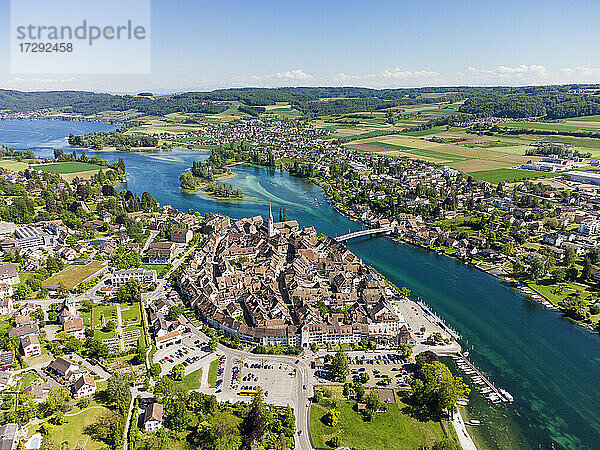 Schweiz  Kanton Schaffhausen  Stein am Rhein  Luftaufnahme der Uferstadt im Sommer