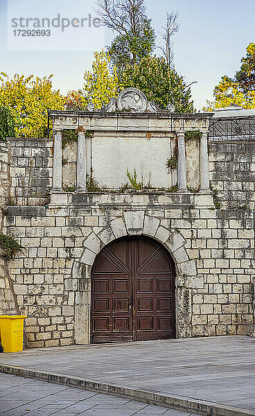 Kroatien  Gespanschaft Zadar  Zadar  Antikes römisches Tor am Fünf-Brunnen-Platz
