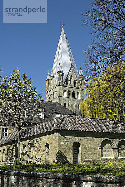 St. Patrokli Kirchturm an einem sonnigen Tag  Soest  Nordrhein-Westfalen  Deutschland