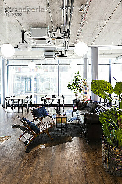 Leere Stühle und Sofa in moderner Büro-Cafeteria angeordnet