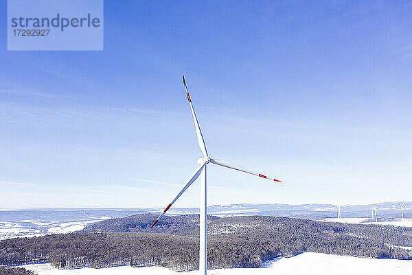 Windkraftanlage im Winter gegen den Himmel