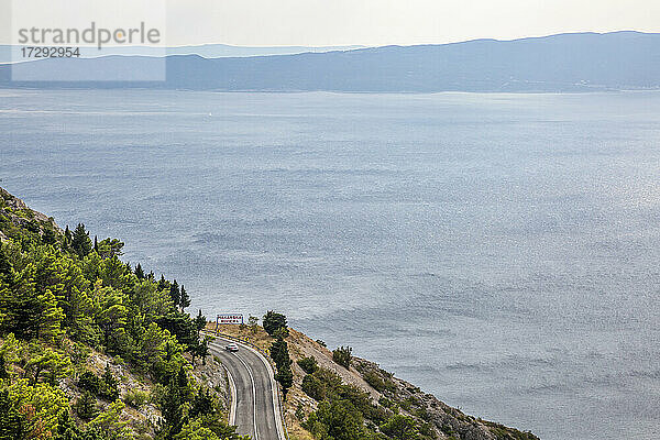 Bucht von Makarska Riviera mit Küstenstraße im Vordergrund