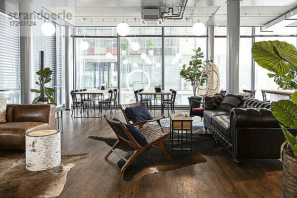 Möbel in einer modernen Büro-Cafeteria