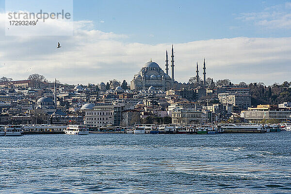 Türkei  Istanbul  Uferpromenade der Küstenstadt mit Süleymaniye-Moschee im Hintergrund
