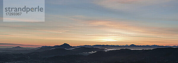 Sonnenaufgang über den Bergen im Baskenland  Igueldo  San Sebastian  Spanien