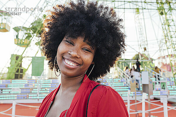 Junge Frau lächelnd im Vergnügungspark