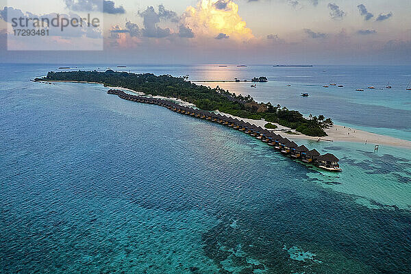 Malediven  Lhaviyani Atoll  Blick aus dem Hubschrauber auf die Insel Kuredu in der Abenddämmerung