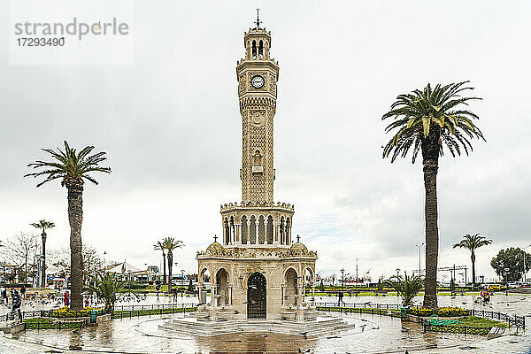 Uhrenturm von Izmir mit Palmen am Konak-Platz im Winter  Izmir  Türkei