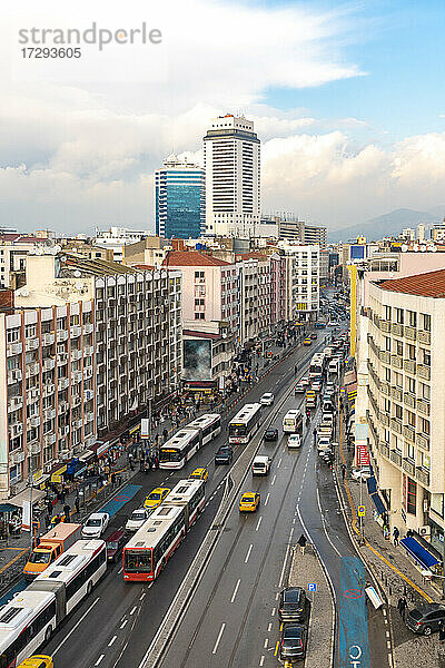 Verkehr auf der Straße inmitten moderner Gebäude in Konak  Smyrna  Izmir  Türkei