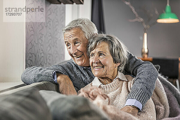 Nachdenkliches Seniorenpaar  das zu Hause wegschaut