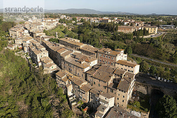 Italien  Provinz Siena  Colle di Val dElsa  Luftaufnahme der mittelalterlichen Stadt