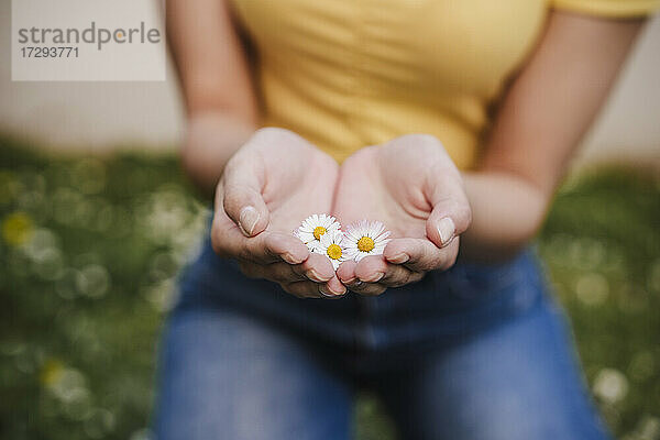 Frau hält Blumen in den Händen