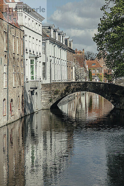 Belgien  Westflandern  Brügge  Mittelalterliche Bogenbrücke über den Stadtkanal