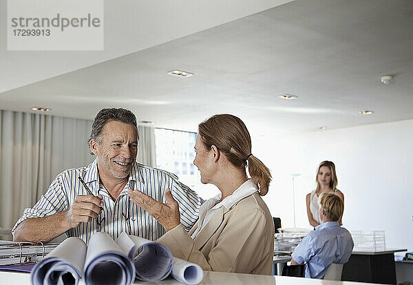 Männliche und weibliche Fachleute diskutieren im Büro