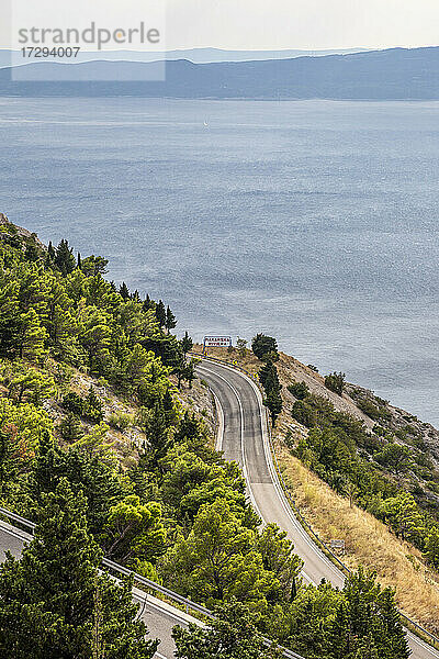 Bucht von Makarska Riviera mit Küstenstraße im Vordergrund