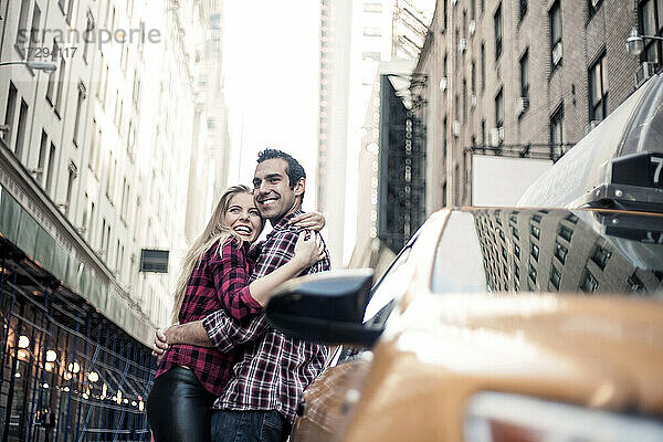 Aufgeregtes Paar  das sich bei der Erkundung von New York City umarmt