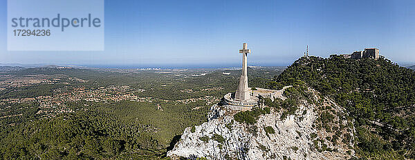Spanien  Balearische Inseln  Blick aus dem Hubschrauber auf das Gipfelkreuz der Wallfahrtskirche Sant Salvador