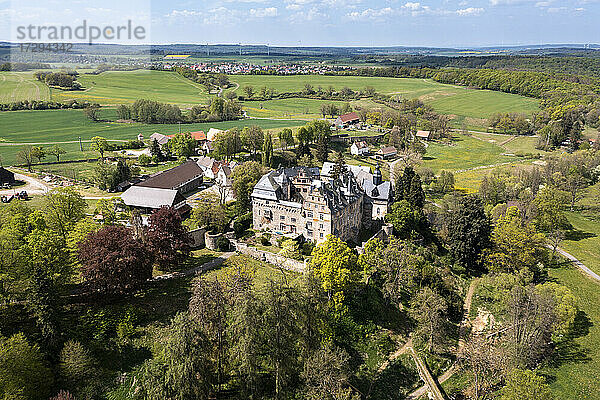 Drohnenansicht von Schloss Eisenbach an einem sonnigen Tag  Lauterbach  Hessen  Deutschland