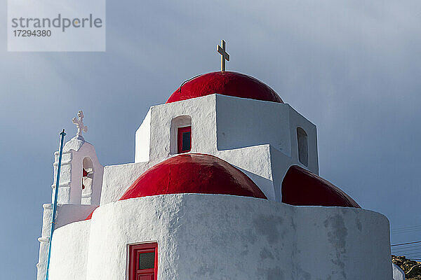 Architektonische Kuppeln einer Kirche mit religiösem Kreuz in Mykonos  Griechenland