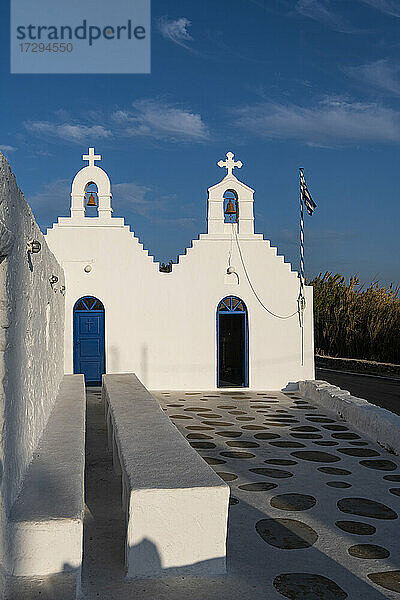 Leerer Fußweg bei der weißen Kirche in Mykonos  Griechenland