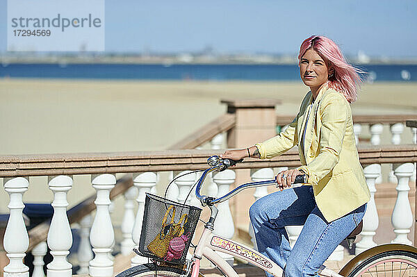 Schöne Frau fährt Fahrrad an einem sonnigen Tag