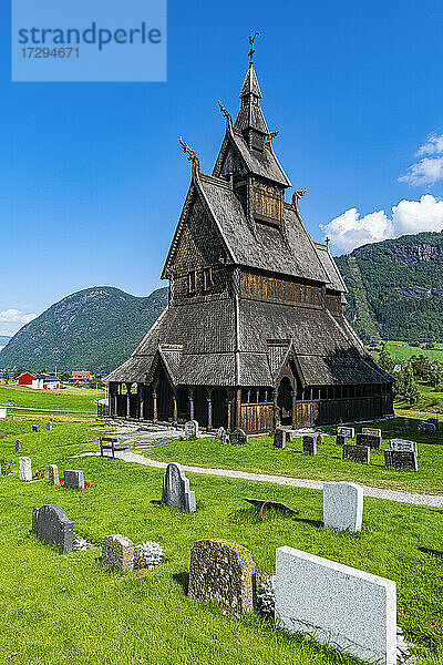 Norwegen  Vestland  Vikoyri  Hopperstad Stabkirche an einem sonnigen Tag